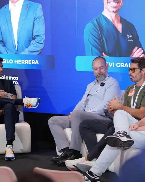 Mesa redonda con dueños de clínica
